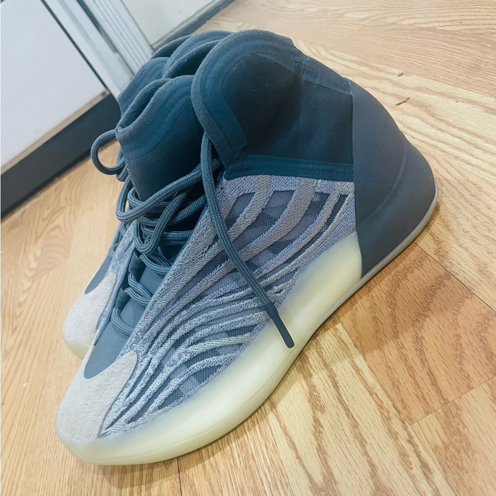 Yeezy Quantum Mono Carbon
